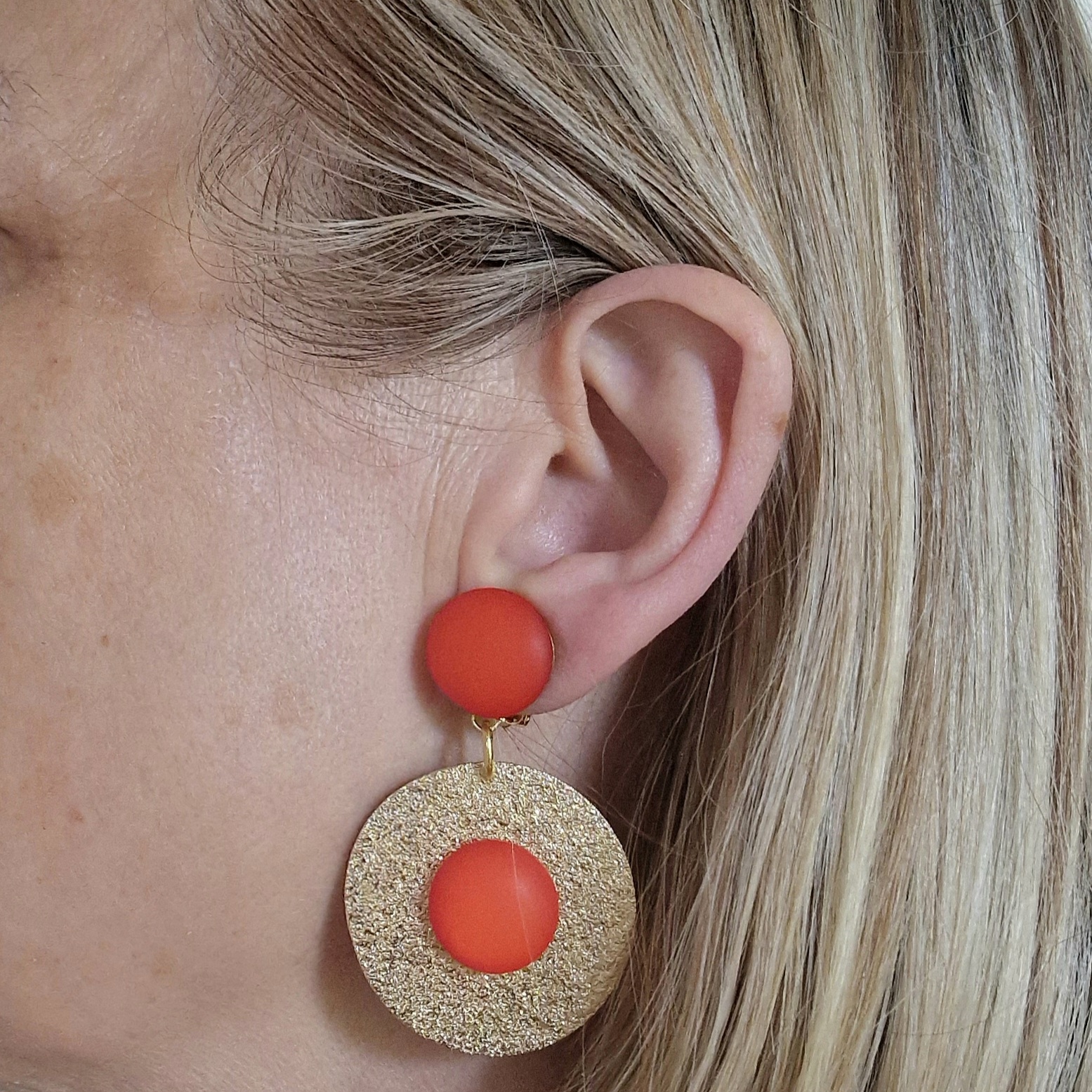 Réf. CHC7 : Boucles d'oreilles clips sequin laiton doré texturé et cabochon  orange - Chic à la Française