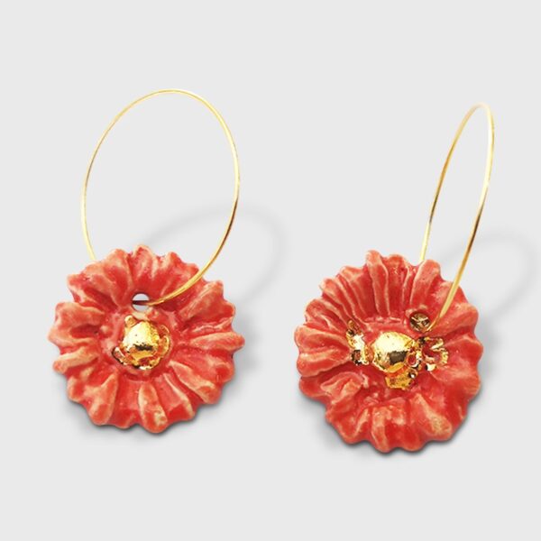 Boucles d'oreilles marguerites fleurs rouges corail pendante pour femme Corinne Ceramique Aix en Provence France